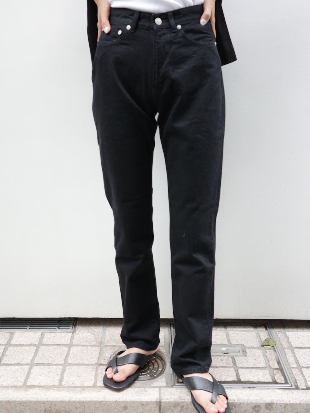 ホワイト系のタンクトップ、ブラック系のシャツ/ブラウス、ブラック系のデニムパンツを着用したレディースの夏コーディネートの2枚目の写真