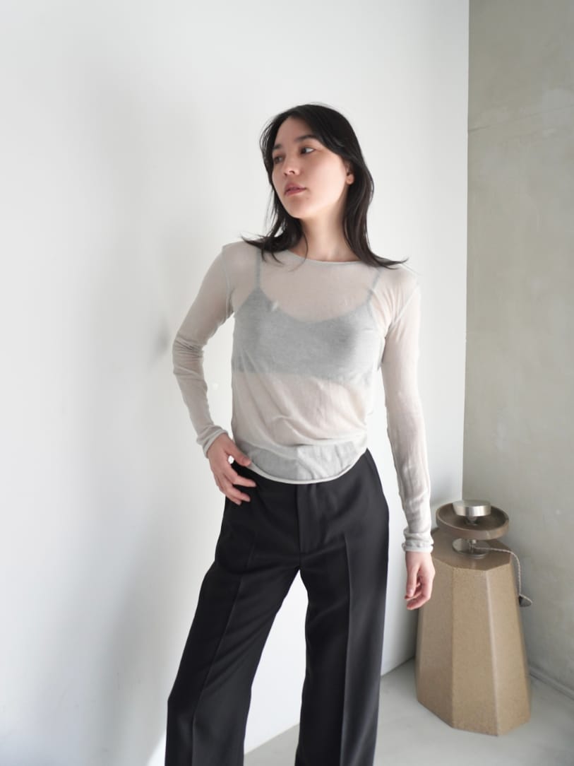 グレー系のTシャツ/カットソー、ブラック系のスラックスを着用したレディースの春コーディネートの2枚目の写真