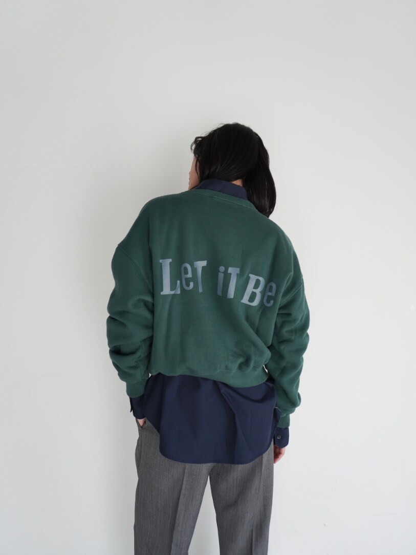 グレー系のスラックス、ブルー系のシャツ/ブラウス、グリーン系のスウェットを着用したレディースの春コーディネートの3枚目の写真