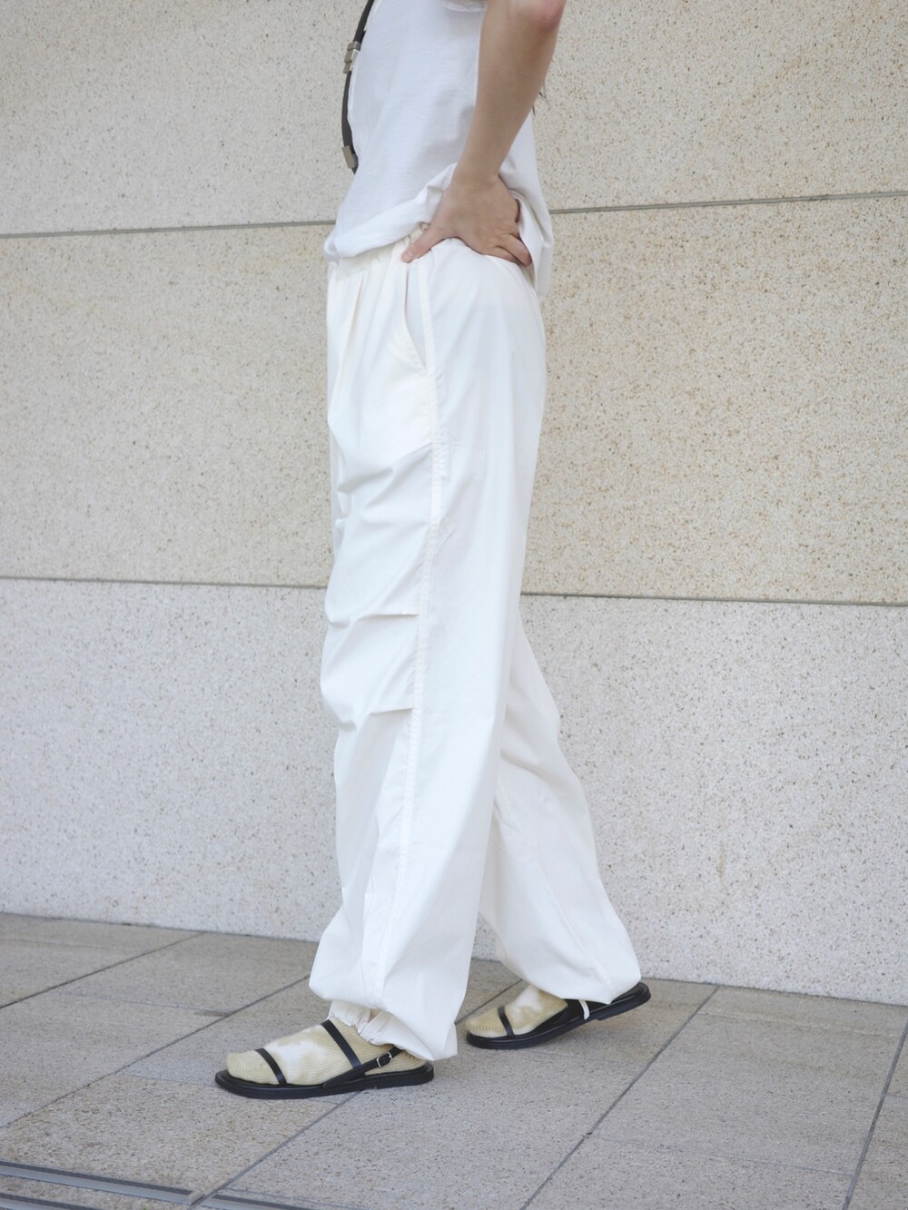 ホワイト系のカーゴパンツを着用したレディースの夏コーディネートの2枚目の写真