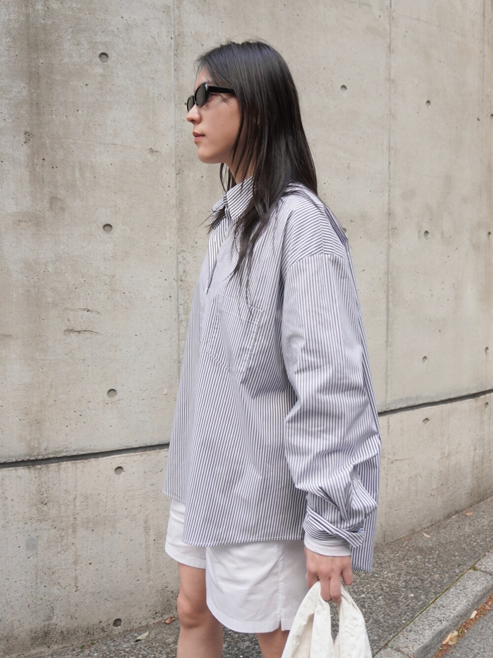 その他のシャツ/ブラウス、ホワイト系のその他パンツを着用したレディースの春コーディネートの3枚目の写真