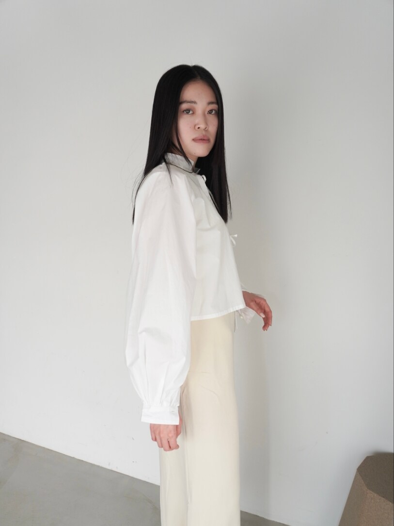 ホワイト系のシャツ/ブラウスを着用したレディースの春コーディネートの2枚目の写真