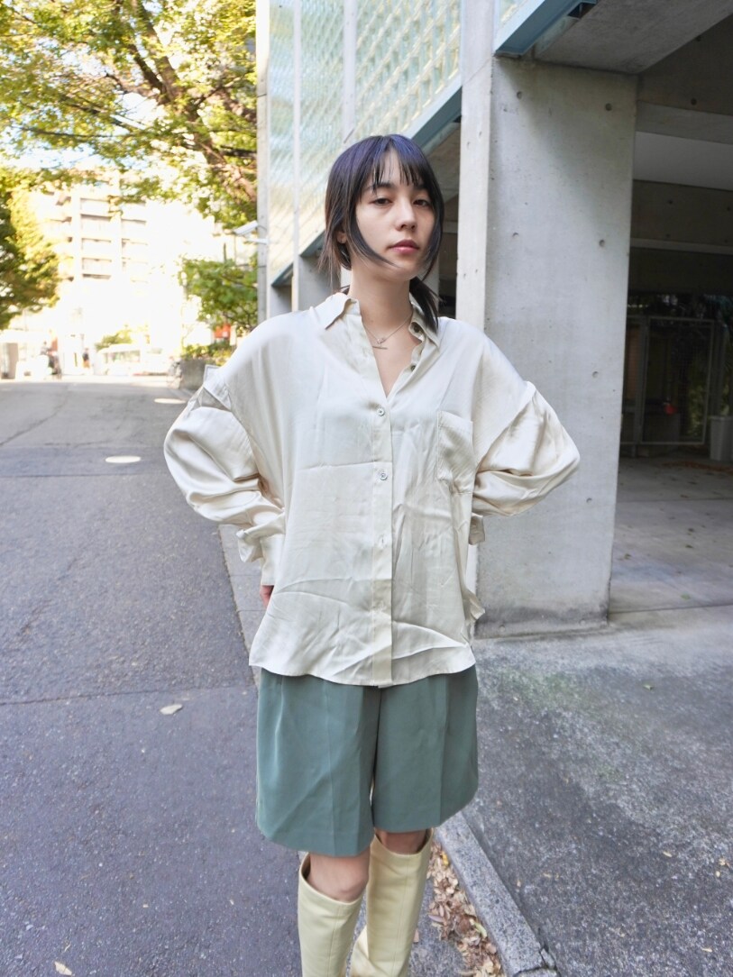 ベージュ系のシャツ/ブラウスを着用したレディースの春コーディネートの3枚目の写真