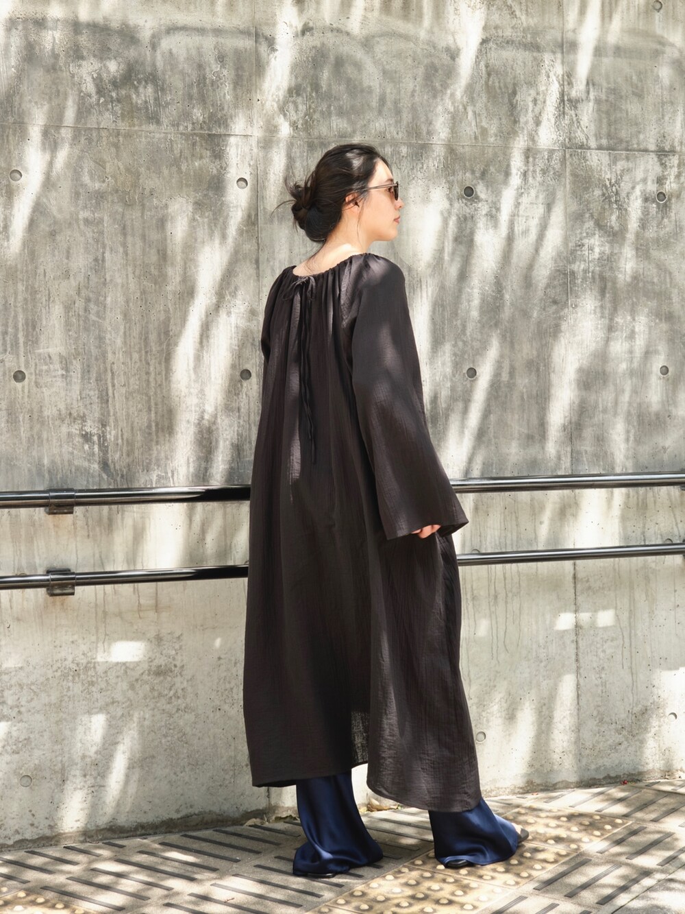 ブルー系のその他パンツ、ブラック系のシャツワンピースを着用したレディースの夏コーディネートの2枚目の写真