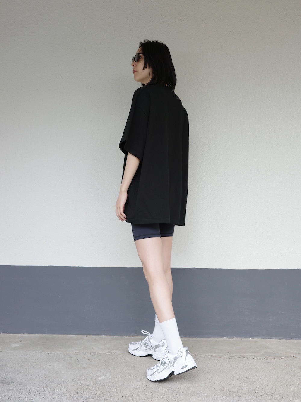 ブラック系のTシャツ/カットソー、ブラック系のその他パンツを着用したレディースの夏コーディネートの2枚目の写真