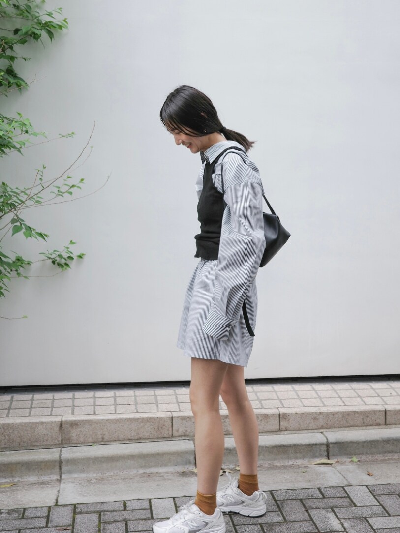 その他のシャツ/ブラウス、ブラック系のタンクトップ、ブラック系のその他パンツを着用したレディースの春コーディネートの3枚目の写真