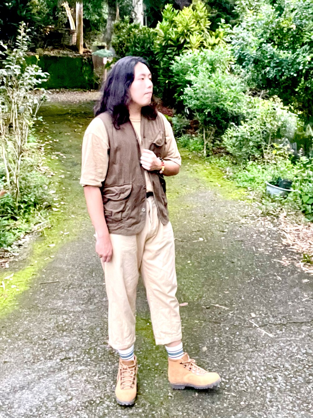 ベージュ系のチノパンツ、ゴールド系のブーツを着用したメンズの夏コーディネートの3枚目の写真