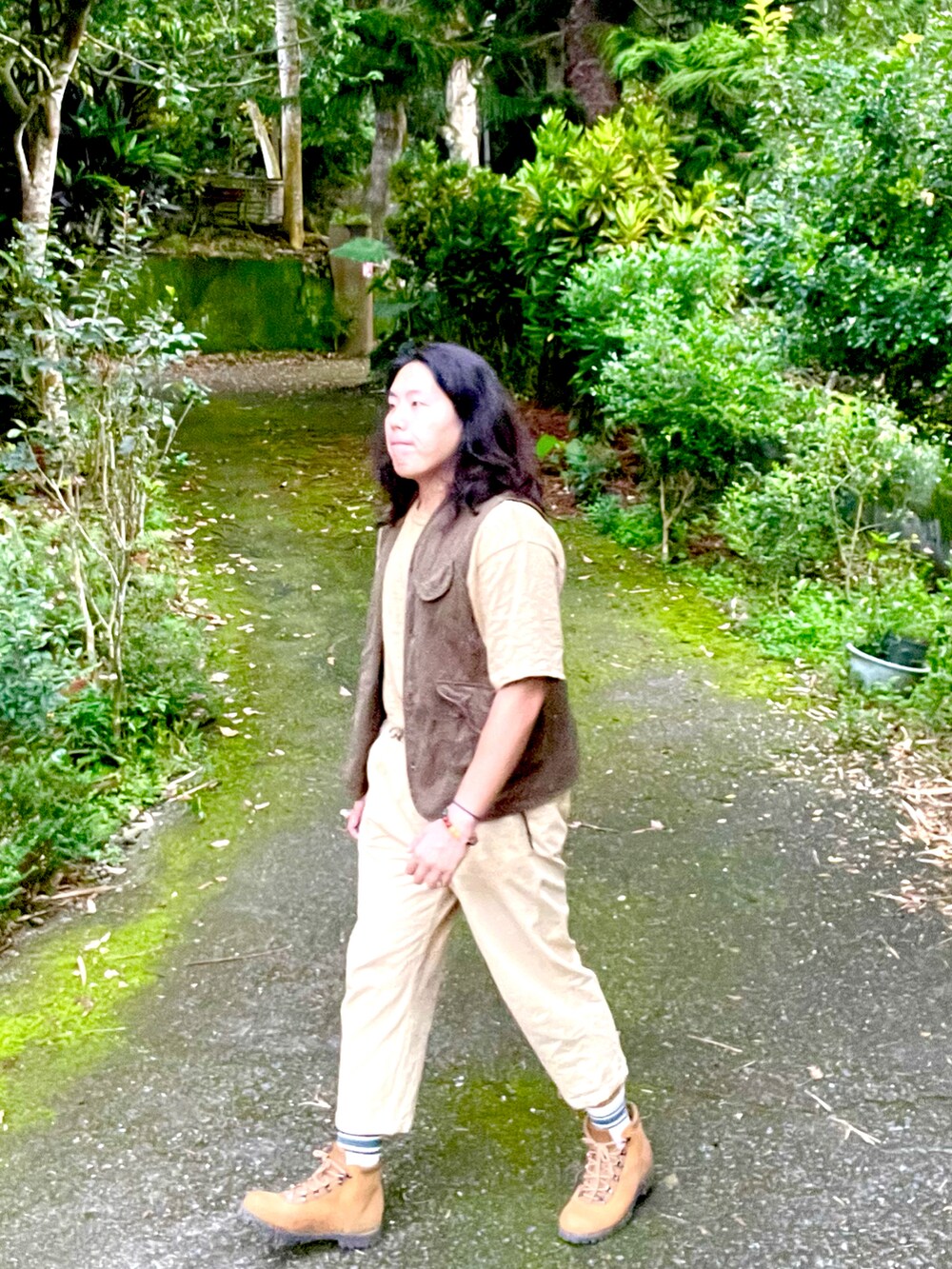 ベージュ系のチノパンツ、ゴールド系のブーツを着用したメンズの夏コーディネートの2枚目の写真