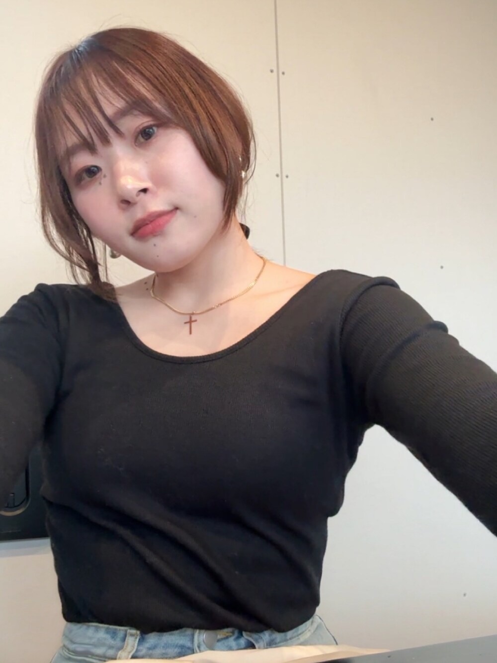 ブラック系のTシャツ/カットソー、ブルー系のデニムスカートを着用したレディースの冬コーディネートの2枚目の写真