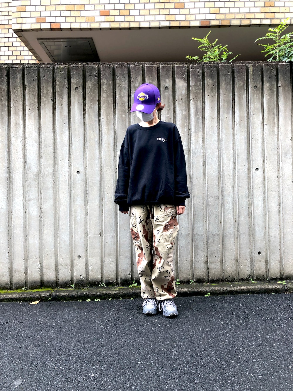 「スウェット、スニーカー、ミリタリー、カジュアル、カモフラ、キャップ、New Balance、トレーナー、カモフラパンツ、NEW ERA、ロゴスウェット、秋服、オトナカジュアル、MLB、秋冬コーデ」｜「NEW ERAのNEW ERA/ニューエラ THE LEAGUE 9FORTY CHICAGO BULLS/LOS ANGELES LAKERS キャップ 刺繍 NBA　ブルズ レイカーズ（キャップ、パープル系）」を使った、まなえさん（レディース・158cm）の秋コーディネートの3枚目の写真