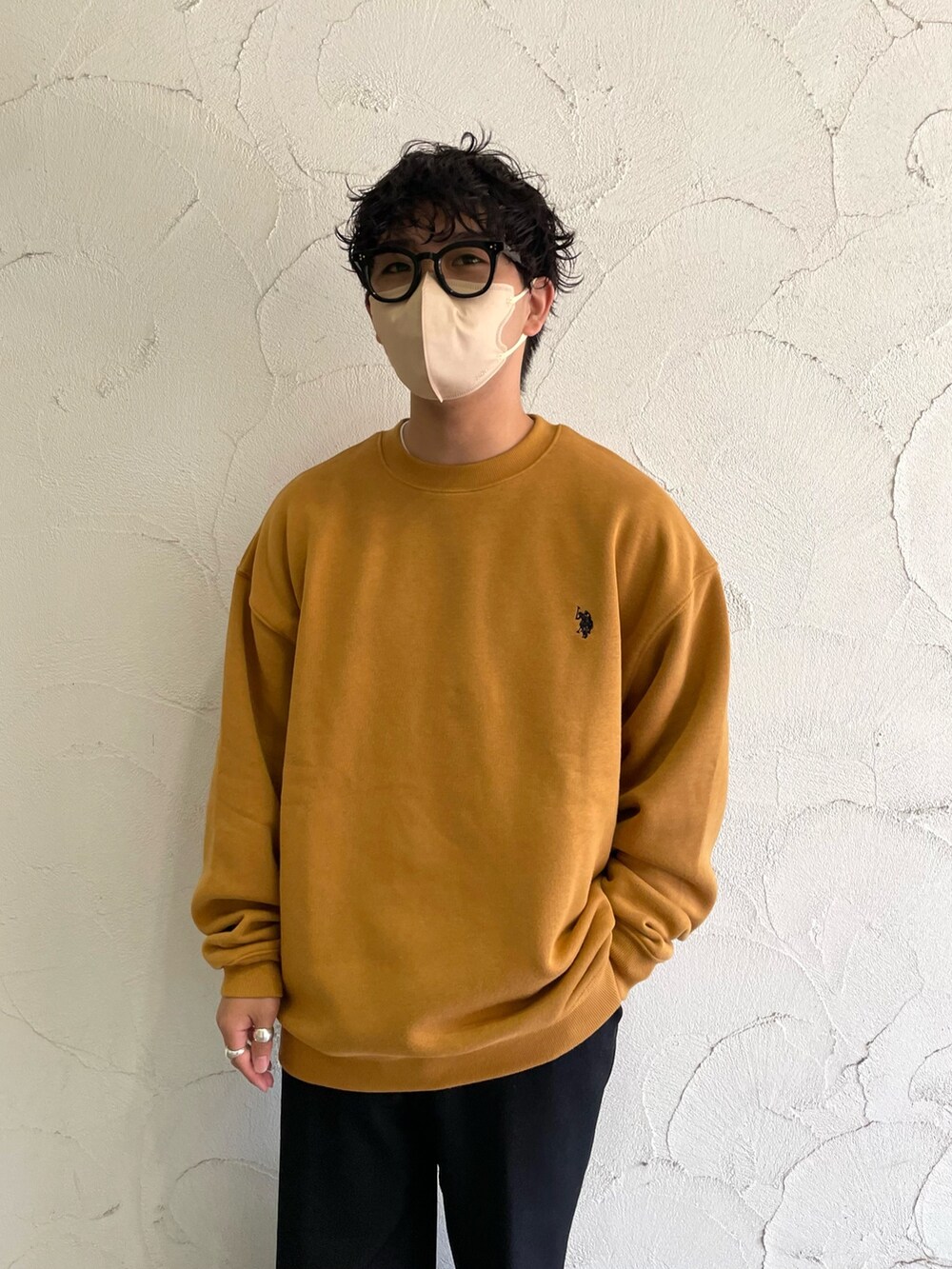 「マスタードカラー、スウェット、スウェットコーデ、裏起毛、秋コーデ、秋服、きれいめカジュアル、プチプラ、カジュアル、カジュアルコーデ、低身長コーデ、ニューバランス、CPCM、ユニセックス」｜「U.S. POLO ASSN.の1ポイント刺繍 裏起毛クルーネック別注 ビッグシルエットスウェット（スウェット、イエロー系）」を使った、kaiseiさん（メンズ・166cm）の秋コーディネートの2枚目の写真