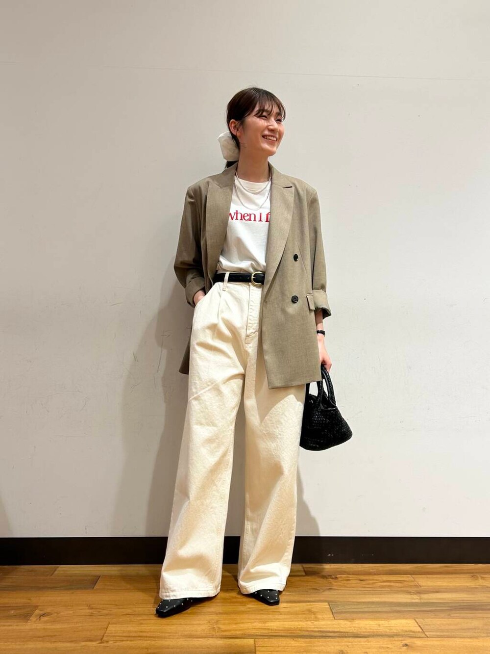 ブラック系のサンダル、ブラック系のパンプス、ホワイト系のデニムパンツを着用したレディースの春コーディネートの2枚目の写真