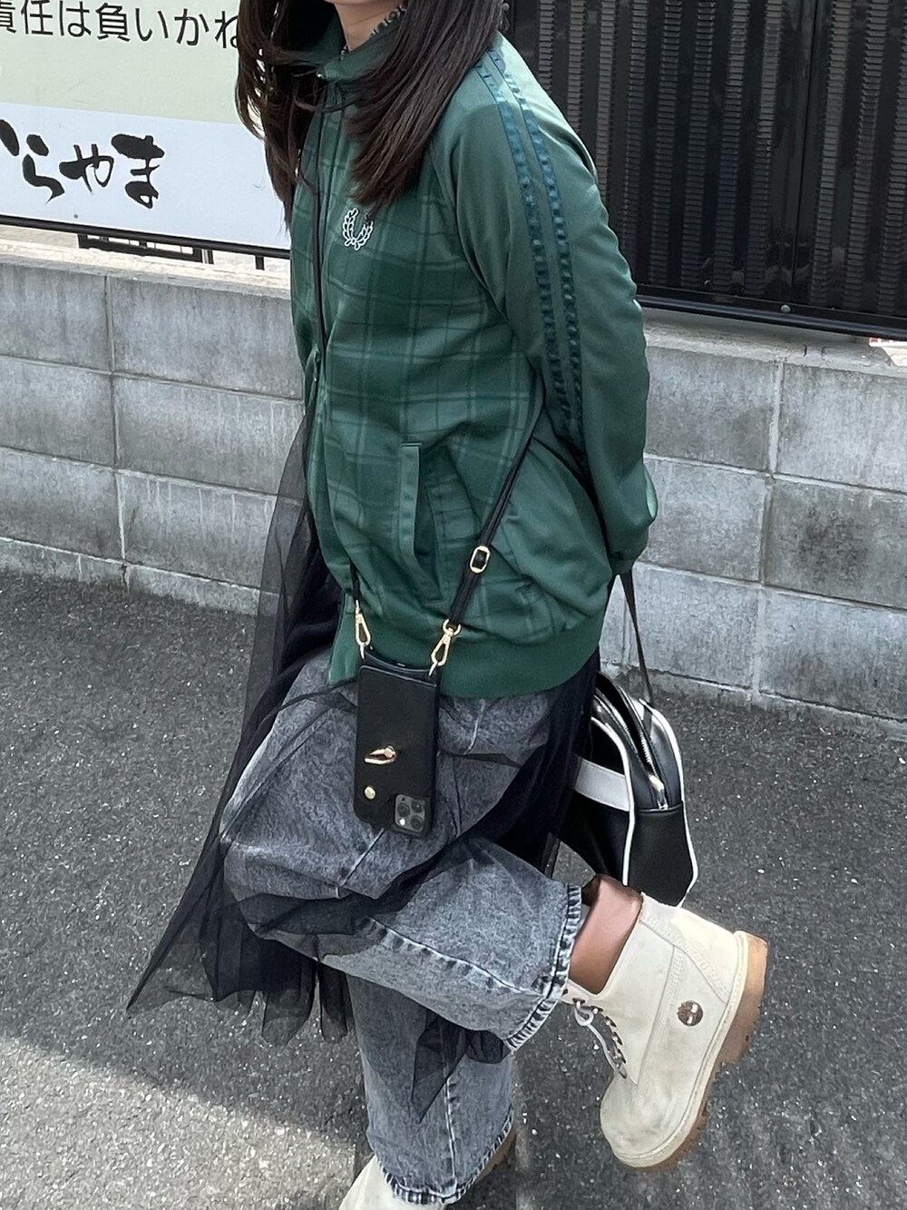 グリーン系のジャケット/アウター、ブラック系のスウェット、ブラック系のデニムパンツを着用したレディースの春コーディネートの3枚目の写真