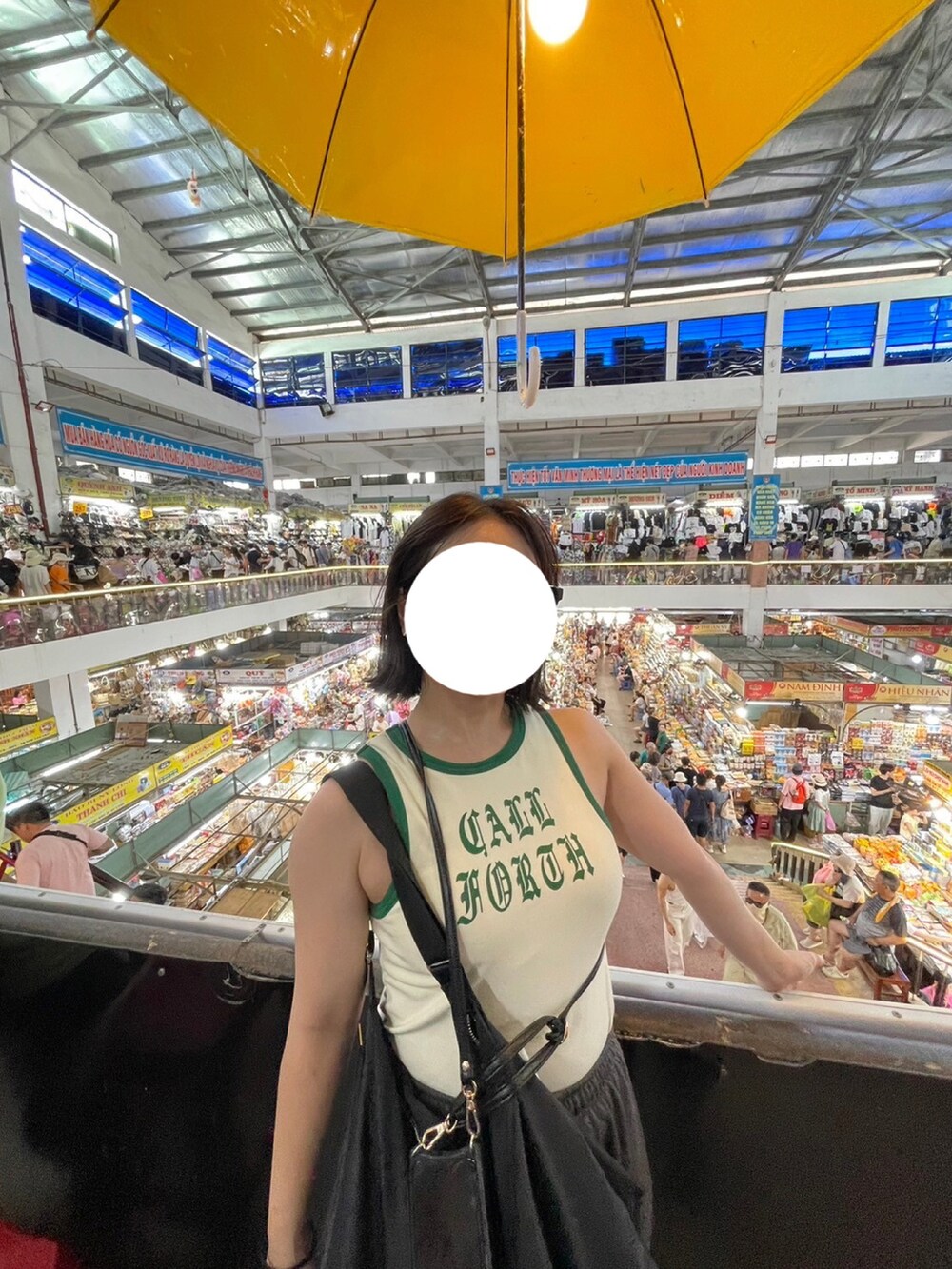 ホワイト系のタンクトップ、グレー系のスウェットパンツ、ブラック系のスニーカーを着用したレディースの夏コーディネートの3枚目の写真