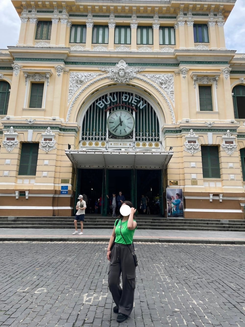 グレー系のスウェットパンツ、グリーン系のTシャツ/カットソーを着用したレディースの夏コーディネートの2枚目の写真