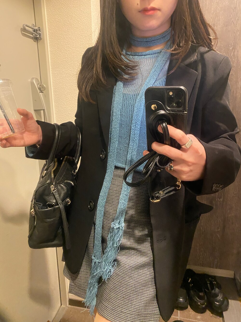 ブルー系のニット/セーター、ブラック系のジャケット/アウター、ブラック系のその他パンツを着用したレディースの春コーディネートの2枚目の写真