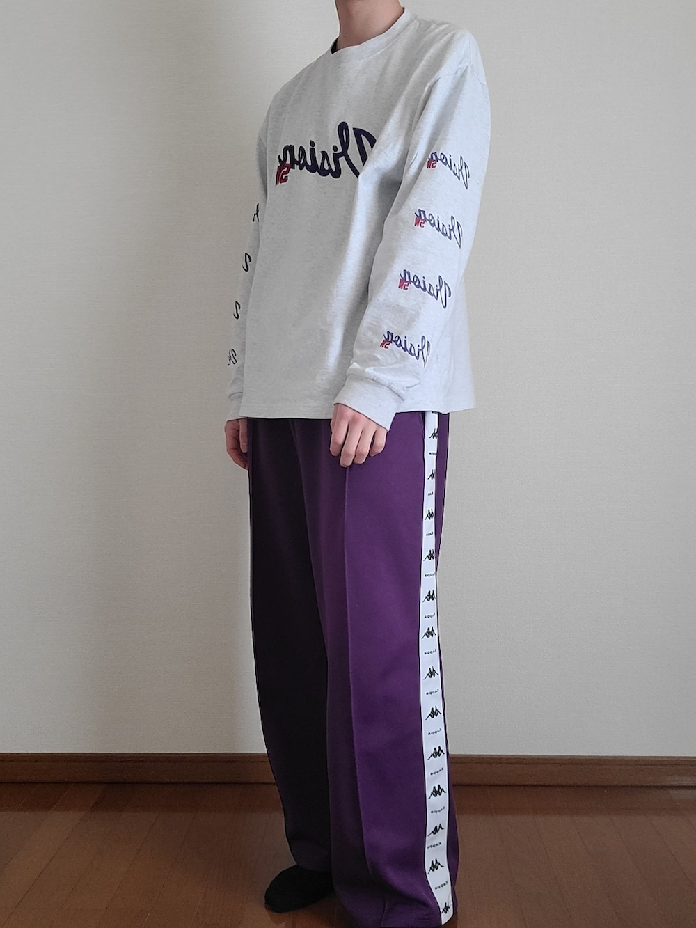 グレー系のTシャツ/カットソー、パープル系のその他パンツを着用したメンズの春コーディネートの2枚目の写真