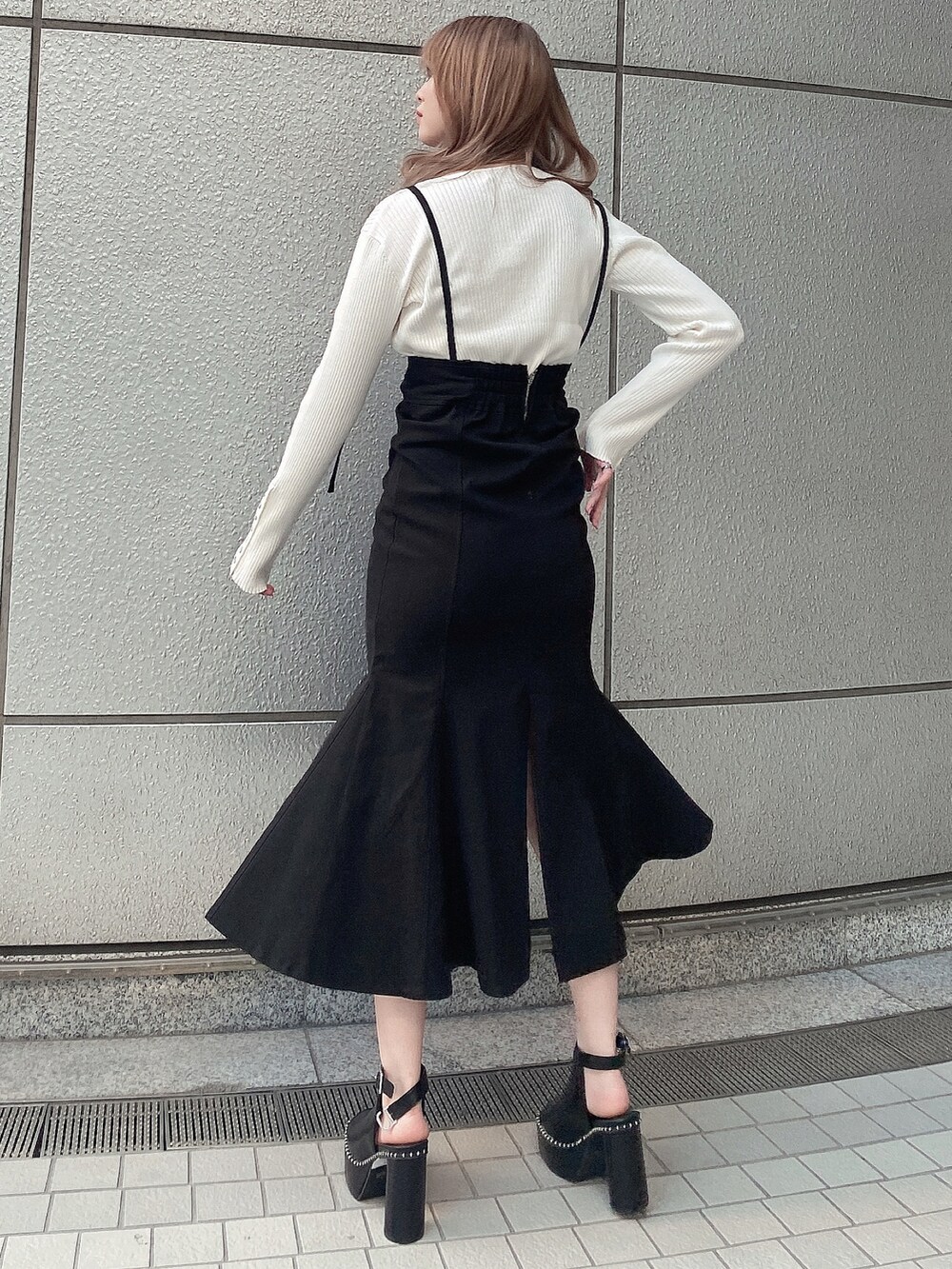 「ENVYM、envym_staff、マーメイドスカート、ENVYMコーデ、キレイめコーデ、サロペットスカート、春コーデ、ロングスカート、厚底シューズ、モノトーンコーデ、シンプルコーデ、高身長女子、おしゃれさんと繋がりたい、モード、トレンドファッション」｜「ENVYMのＨＷマーメイドロングスカート（スカート、ブラック系）」を使った、MYUさん（レディース・165cm）の冬コーディネートの2枚目の写真