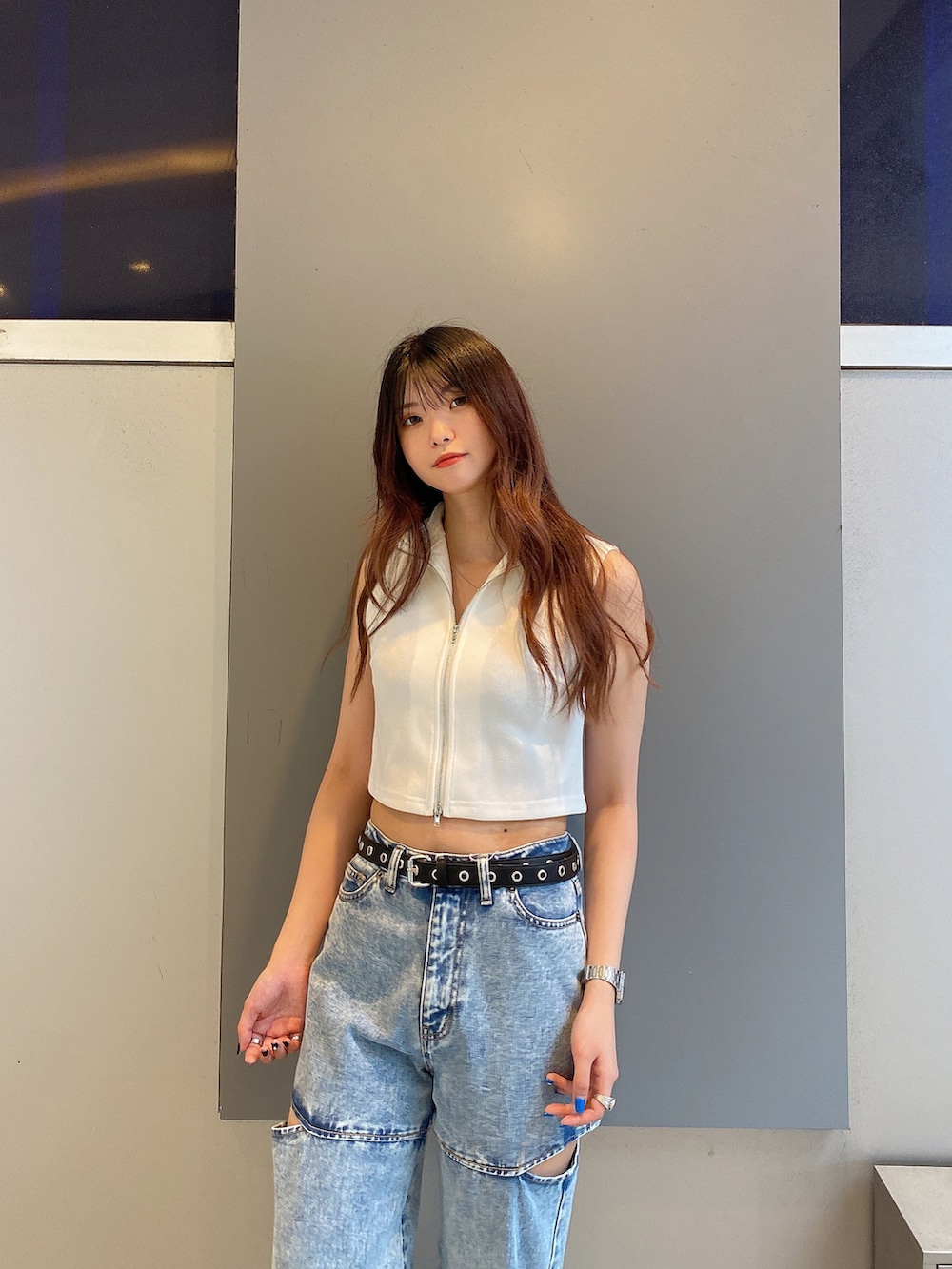 ブルー系のデニムパンツ、ブラック系のサンダル、ホワイト系のTシャツ/カットソーを着用したレディースの夏コーディネートの5枚目の写真