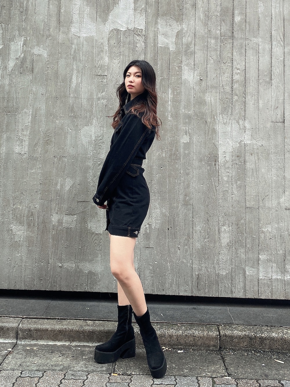 ブラック系のワンピース、ブラック系のブーツを着用したレディースの秋コーディネートの2枚目の写真