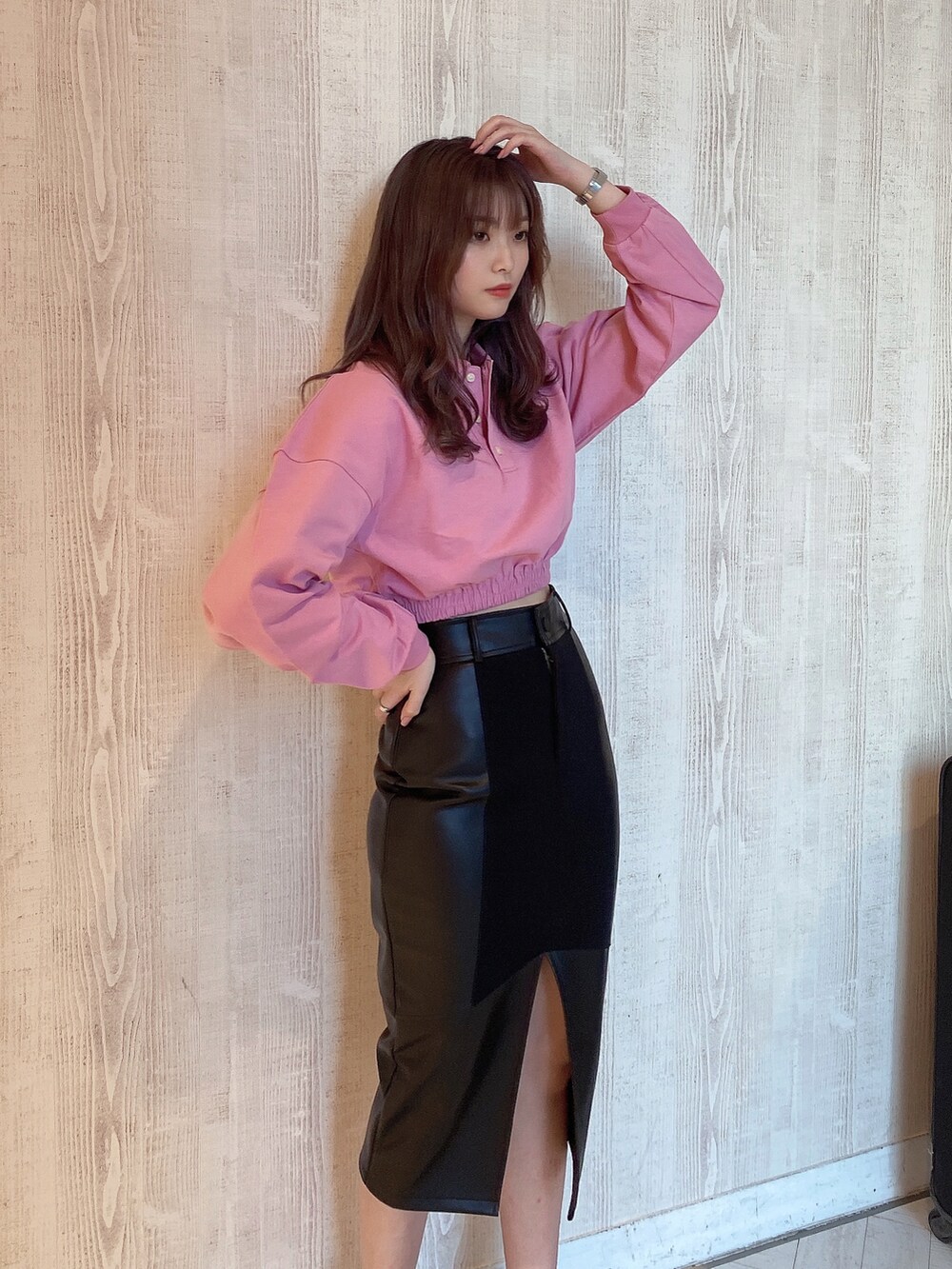 ピンク系のTシャツ/カットソー、ブラック系のスカート、ブラック系のその他シューズを着用したレディースの冬コーディネートの2枚目の写真