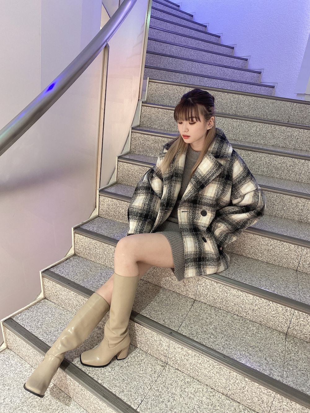 「ENVYM、envym_staff、ENVYMコーデ、クリスマスに着たい服、チェック柄に恋してる、冬コーデ、ビックシルエット、オトナカジュアル、ロングブーツ、ワンピース、ミニ丈、おしゃれさんと繋がりたい、ニットワンピース、シンプル、カジュアルコーデ」｜「ENVYMのタックスリーブコクーンＣＴ（その他アウター、ベージュ系）」を使った、MYUさん（レディース・165cm）の冬コーディネートの2枚目の写真
