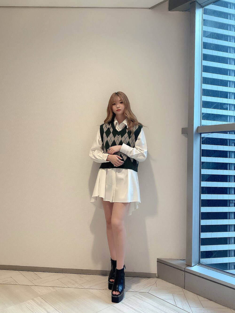 「ENVYM、envym_staff、ENVYMコーデ、ニットベスト、ニットベスト×シャツ、シャツワンピ、厚底サンダル、春ニット、シンプルコーデ、パステル映える春、グリーンコーデ、ベスト、厚底シューズ、おしゃれさんと繋がりたい、シャツワンピース」｜「ENVYMのオープントゥーステッチブーティー（その他シューズ、ブラック系）」を使った、MYUさん（レディース・165cm）の春コーディネートの5枚目の写真