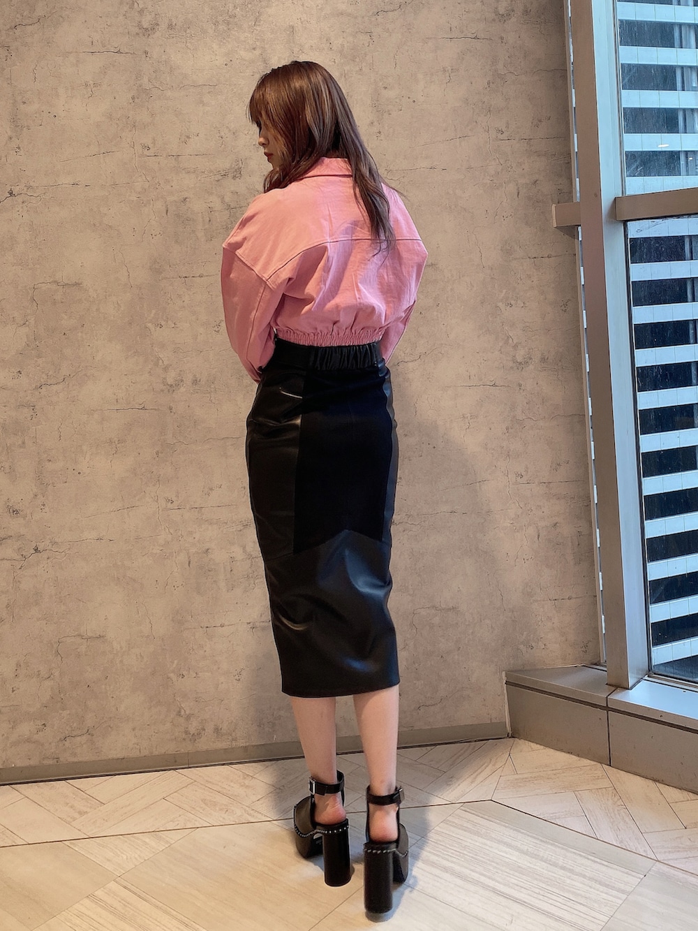 ピンク系のTシャツ/カットソー、ブラック系のスカート、ブラック系のその他シューズを着用したレディースの冬コーディネートの4枚目の写真