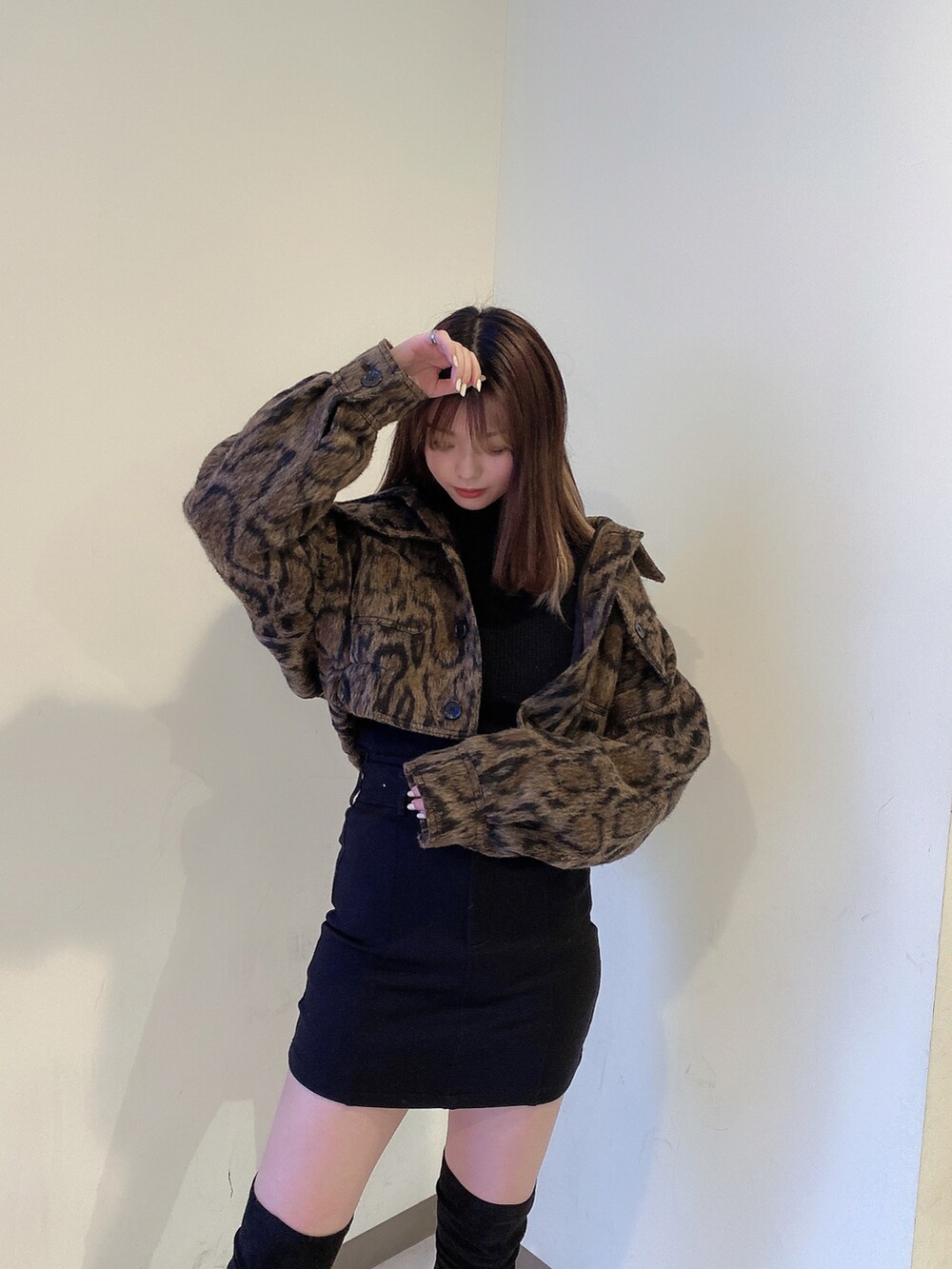 「ENVYM、envym_staff、ENVYMコーデ、クリスマスに着たい服、カジュアルコーデ、ニーハイブーツ、ロングブーツ、ショートジャケット、レオパード、ミニスカート、タイトスカート、ニット、おしゃれさんと繋がりたい、大人コーデ、デート」｜「ENVYMのタンクヒールニーハイブーツ（ブーツ、ブラック系）」を使った、MYUさん（レディース・165cm）の冬コーディネートの2枚目の写真