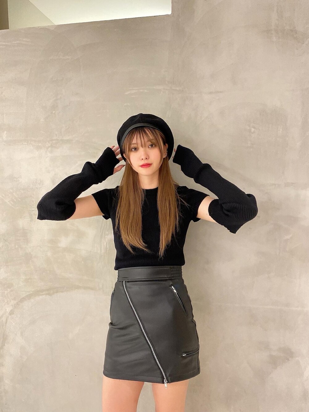 「ENVYM、envym_staff、ENVYMコーデ、シンプルコーデ、ブラックコーデ、秋、オトナ女子、厚底シューズ、ローファー×靴下、レザースカート、アームウォーマー、タイトスカート、秋のコーデ、ベレー帽、カジュアルコーデ」｜「ENVYMのパイピングベレー（ハンチング/ベレー帽、ブラック系）」を使った、MYUさん（レディース・165cm）の秋コーディネートの5枚目の写真