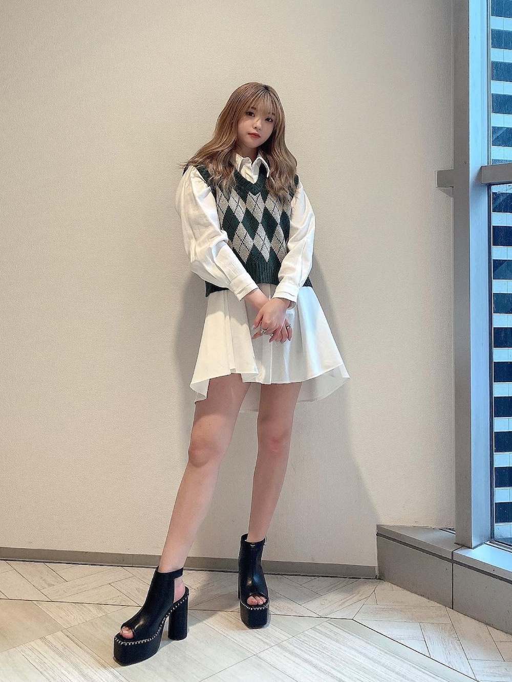 「ENVYM、envym_staff、ENVYMコーデ、ニットベスト、ニットベスト×シャツ、シャツワンピ、厚底サンダル、春ニット、シンプルコーデ、パステル映える春、グリーンコーデ、ベスト、厚底シューズ、おしゃれさんと繋がりたい、シャツワンピース」｜「ENVYMのオープントゥーステッチブーティー（その他シューズ、ブラック系）」を使った、MYUさん（レディース・165cm）の春コーディネートの3枚目の写真