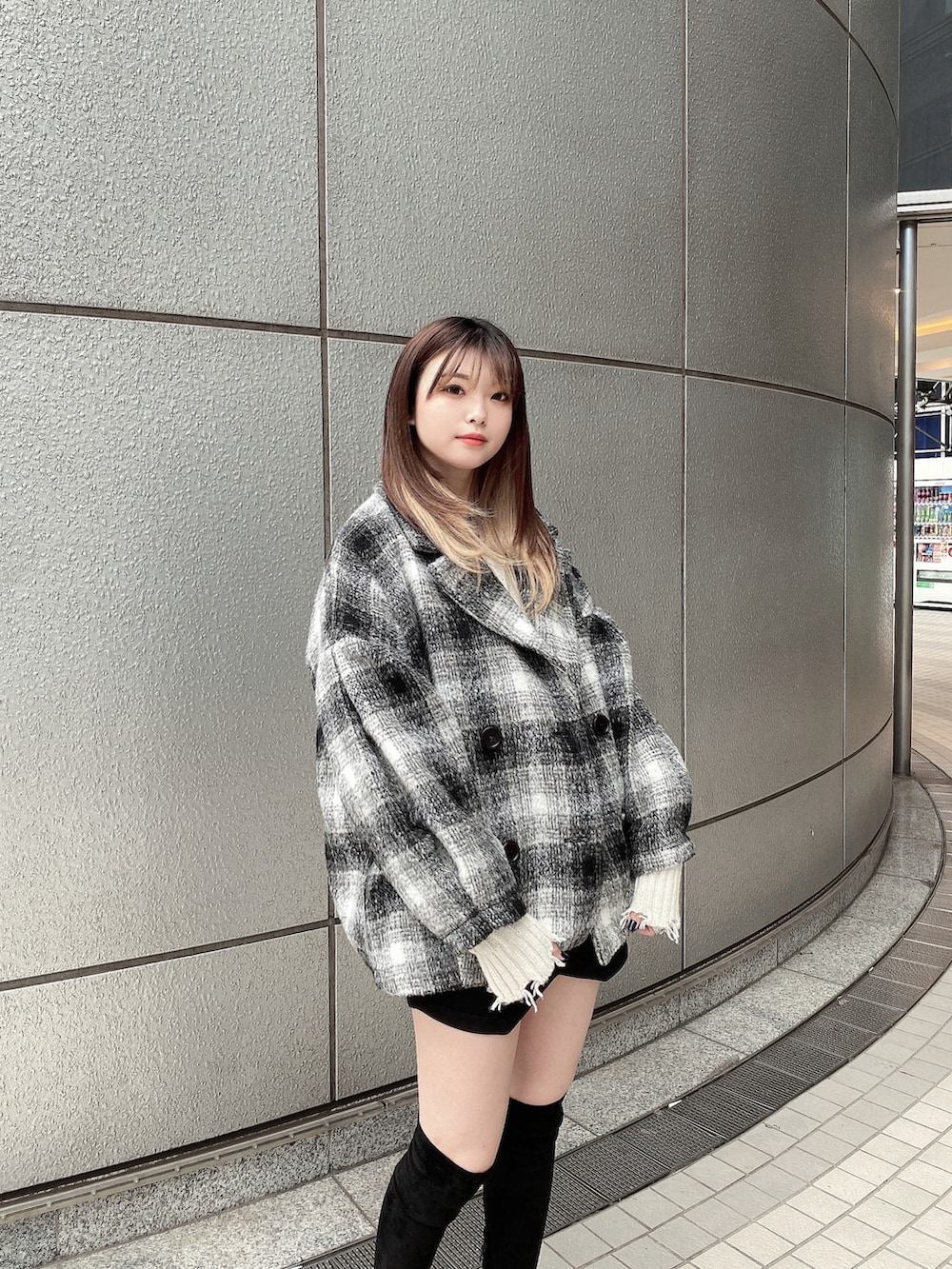 「ENVYM、envym_staff、ENVYMコーデ、冬コーデ、ニーハイブーツ、ロングブーツ、コート、大人カジュアル、ニット、ミニスカート、お洒落さんとつながりたい、大人コーデ、チェック、高身長女子、ビックシルエット」｜「ENVYMのタックスリーブコクーンＣＴ（その他アウター、ベージュ系）」を使った、MYUさん（レディース・165cm）の冬コーディネートの5枚目の写真