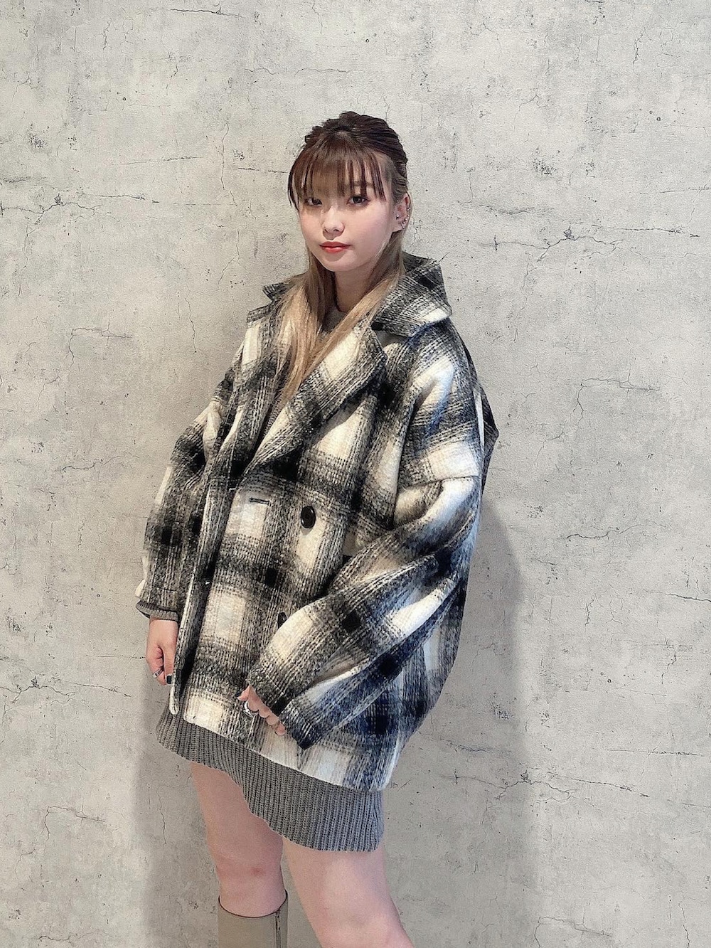 「ENVYM、envym_staff、ENVYMコーデ、クリスマスに着たい服、チェック柄に恋してる、冬コーデ、ビックシルエット、オトナカジュアル、ロングブーツ、ワンピース、ミニ丈、おしゃれさんと繋がりたい、ニットワンピース、シンプル、カジュアルコーデ」｜「ENVYMのタックスリーブコクーンＣＴ（その他アウター、ベージュ系）」を使った、MYUさん（レディース・165cm）の冬コーディネートの3枚目の写真