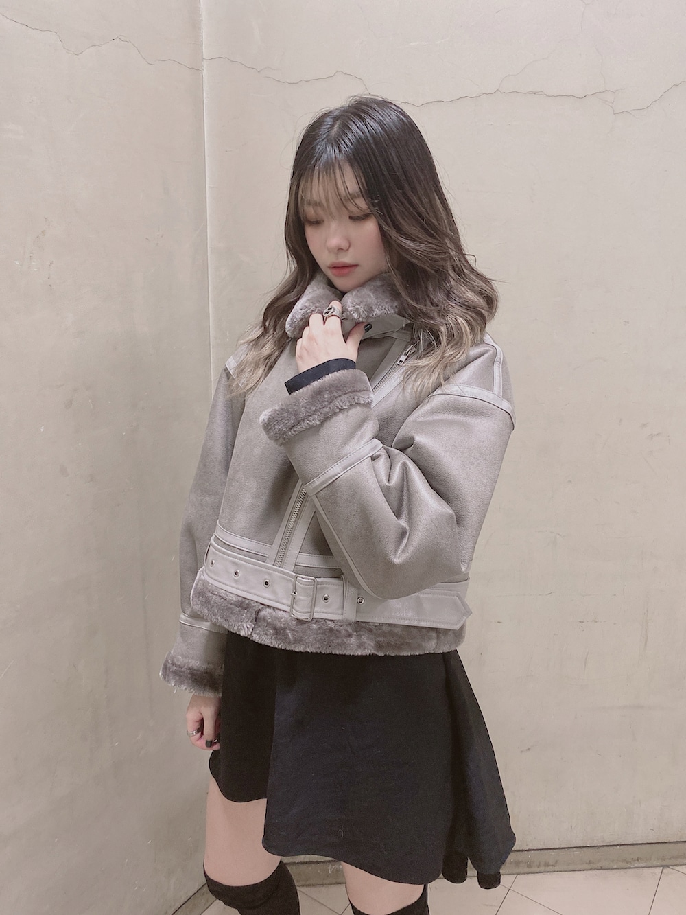 「ENVYM、ENVYMコーデ、envym_staff、ニーハイブーツ、おしゃれさんと繋がりたい、大人カジュアル、ムートンコート、ファーコート、ワンピース、シャツコーデ、シンプル、冬コーデ、ショート丈アウター、ボンバージャケット、カジュアル」｜「ENVYMのＡラインシャツＯＰ（ワンピース、ブラック系）」を使った、MYUさん（レディース・165cm）の秋コーディネートの4枚目の写真