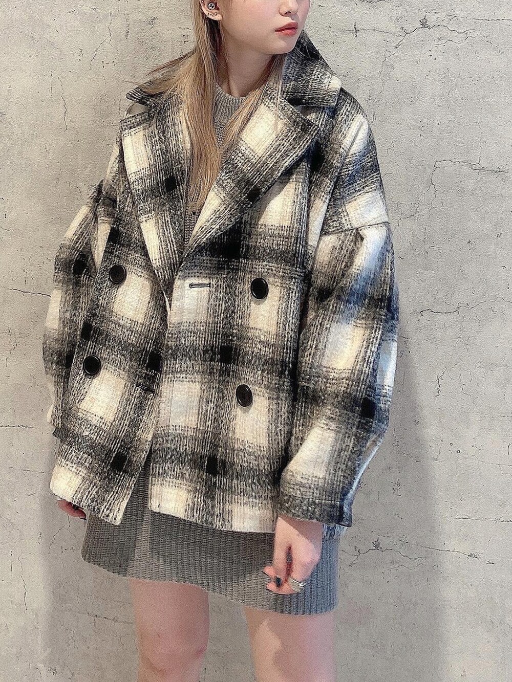 「ENVYM、envym_staff、ENVYMコーデ、クリスマスに着たい服、チェック柄に恋してる、冬コーデ、ビックシルエット、オトナカジュアル、ロングブーツ、ワンピース、ミニ丈、おしゃれさんと繋がりたい、ニットワンピース、シンプル、カジュアルコーデ」｜「ENVYMのタックスリーブコクーンＣＴ（その他アウター、ベージュ系）」を使った、MYUさん（レディース・165cm）の冬コーディネートの4枚目の写真