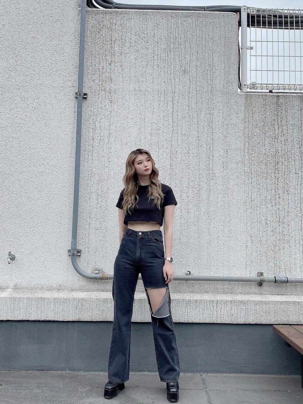 ブラック系のTシャツ/カットソー、ブラック系のデニムパンツ、ブラック系のローファーを着用したレディースの夏コーディネートの4枚目の写真