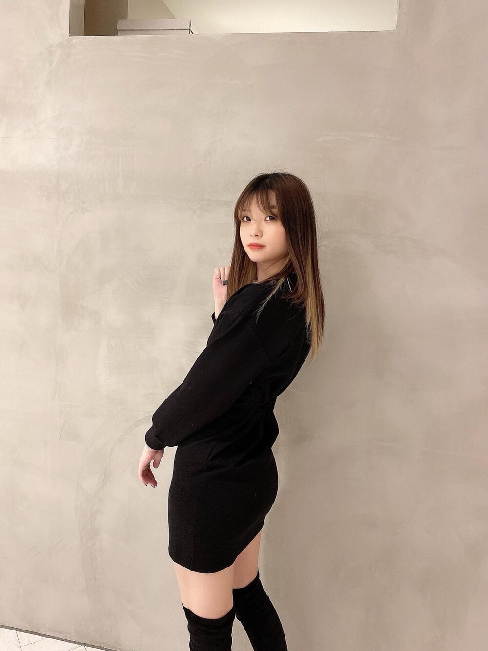「ENVYM、envym_staff、ENVYMコーデ、ブラックコーデ、ニーハイブーツ、ワンピース、ミニワンピ、バックオープン、シンプルコーデ、タイトワンピース、ボリューム袖、おしゃれさんと繋がりたい、高身長女子」｜「ENVYMのバックオープンポンチＯＰ（ワンピース、ブラック系）」を使った、MYUさん（レディース・165cm）の冬コーディネートの3枚目の写真