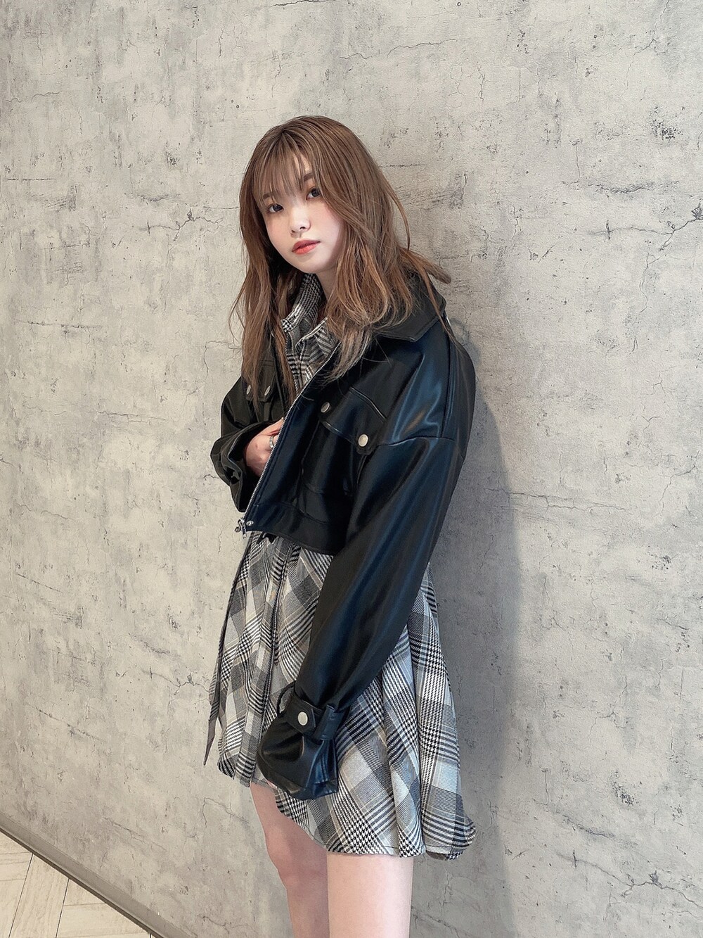 「ENVYM、envym_staff、ENVYMコーデ、春コーデ、大人女子、私の推しブランド、ショート丈アウター、ワンピース、シャツワンピ、サイドゴアブーツ、チェック、ライダース、レザージャケット、ショートブーツ、カジュアル」｜「ENVYMのベルトシャツＯＰ（ワンピース、その他）」を使った、MYUさん（レディース・165cm）の冬コーディネートの2枚目の写真