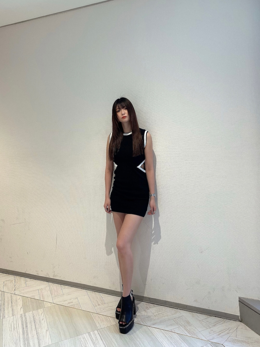 「ENVYM、envym_staff、ENVYMコーデ、ブラックコーデ、スポーティー、タイトワンピース、ミニワンピ、カッティング、厚底サンダル、シンプルコーデ、春夏コーデ、オトナ女子、黒コーデ」｜「ENVYMのステッチブーティー（ブーツ、ブラック系）」を使った、MYUさん（レディース・165cm）の春コーディネートの3枚目の写真