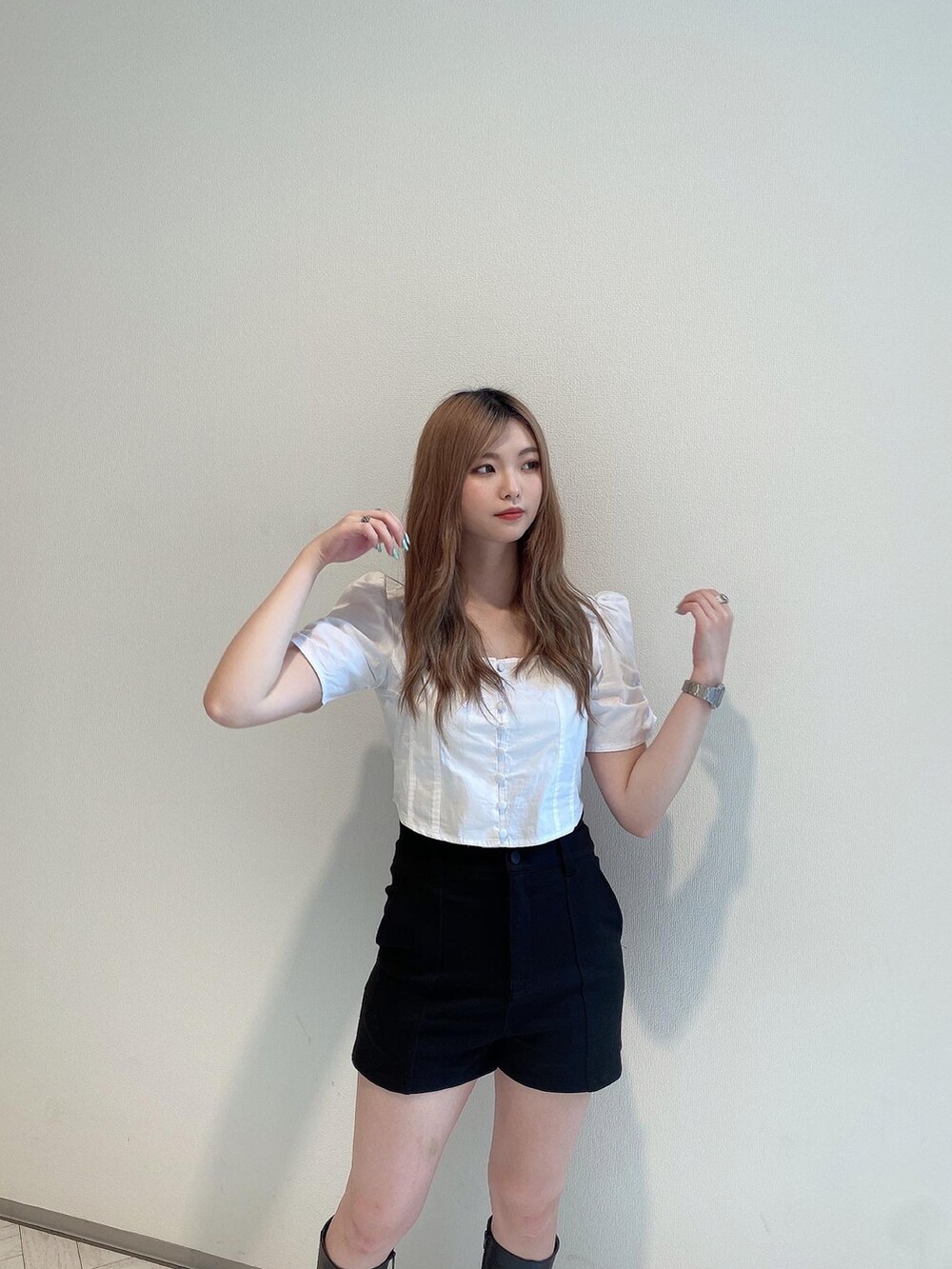 ホワイト系のシャツ/ブラウス、ブラック系のその他パンツ、ブラック系のブーツを着用したレディースの夏コーディネートの3枚目の写真