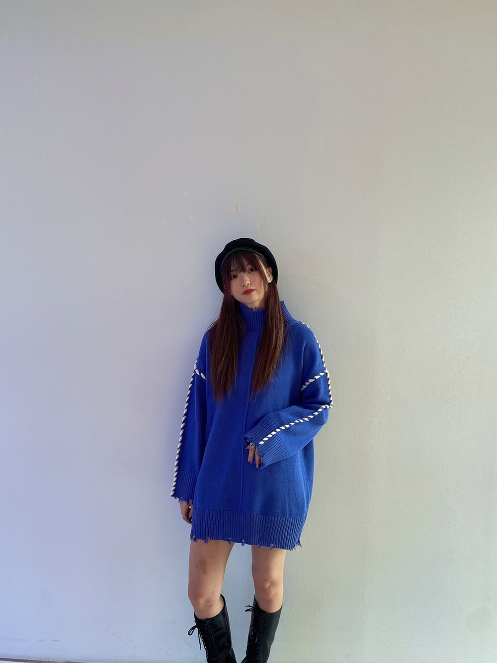 ブルー系のワンピース、ブラック系のブーツ、ブラック系のハンチング/ベレー帽を着用したレディースの秋コーディネートの4枚目の写真