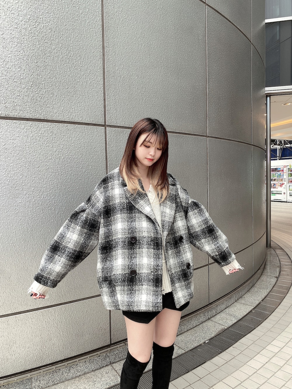 「ENVYM、envym_staff、ENVYMコーデ、冬コーデ、ニーハイブーツ、ロングブーツ、コート、大人カジュアル、ニット、ミニスカート、お洒落さんとつながりたい、大人コーデ、チェック、高身長女子、ビックシルエット」｜「ENVYMのタックスリーブコクーンＣＴ（その他アウター、ベージュ系）」を使った、MYUさん（レディース・165cm）の冬コーディネートの3枚目の写真