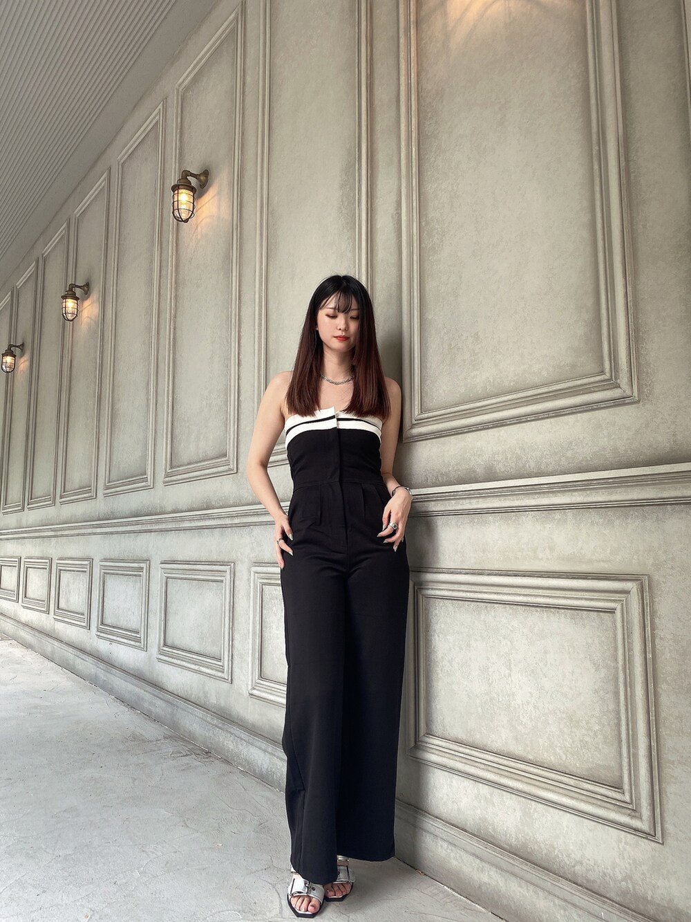 ブラック系のワンピース/ドレス、シルバー系のサンダルを着用したレディースの夏コーディネートの2枚目の写真