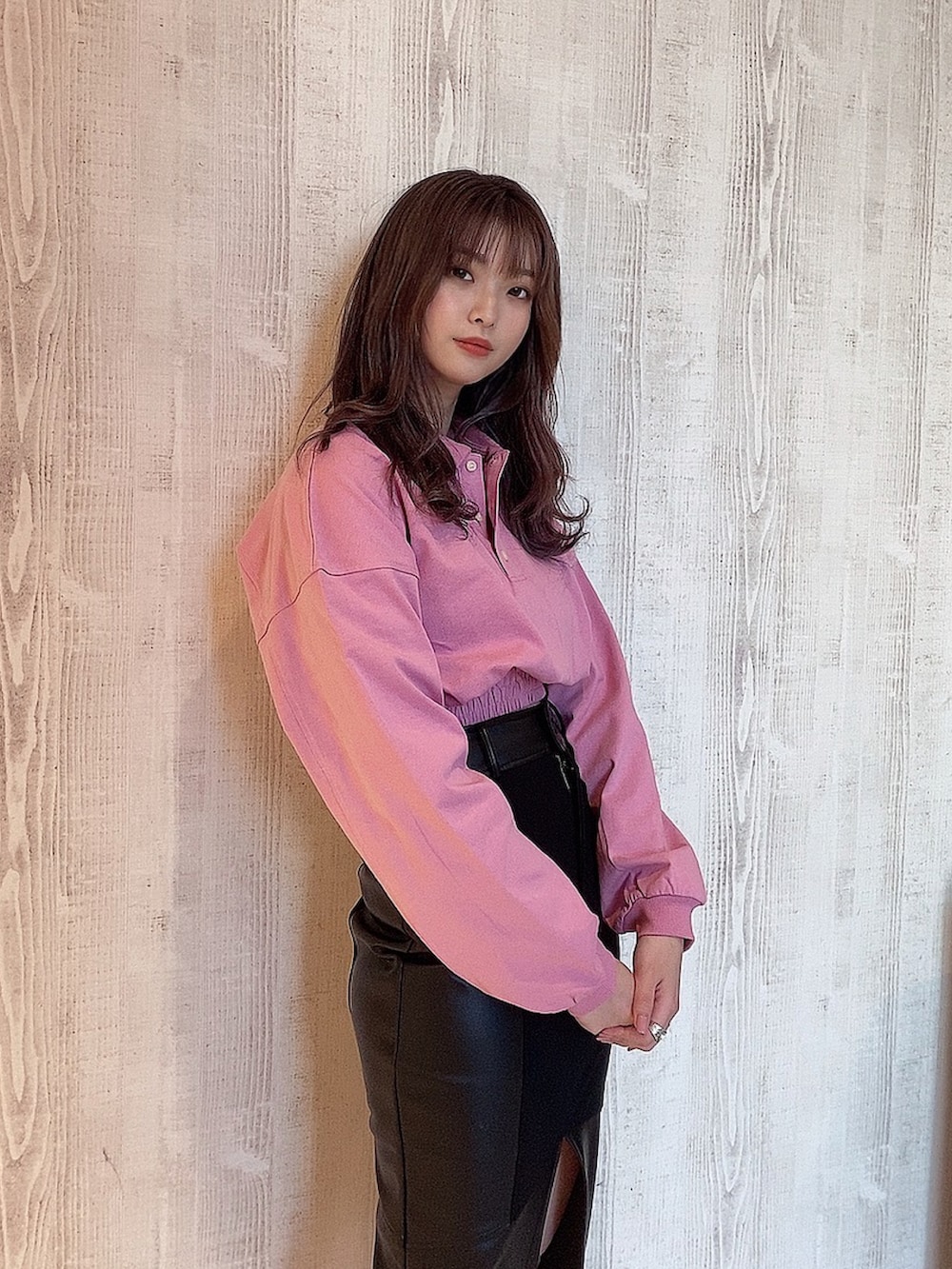 ピンク系のTシャツ/カットソー、ブラック系のスカート、ブラック系のその他シューズを着用したレディースの冬コーディネートの3枚目の写真