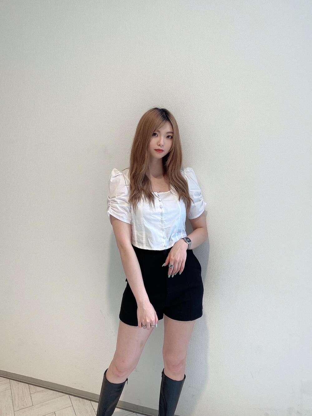 ホワイト系のシャツ/ブラウス、ブラック系のその他パンツ、ブラック系のブーツを着用したレディースの夏コーディネートの5枚目の写真