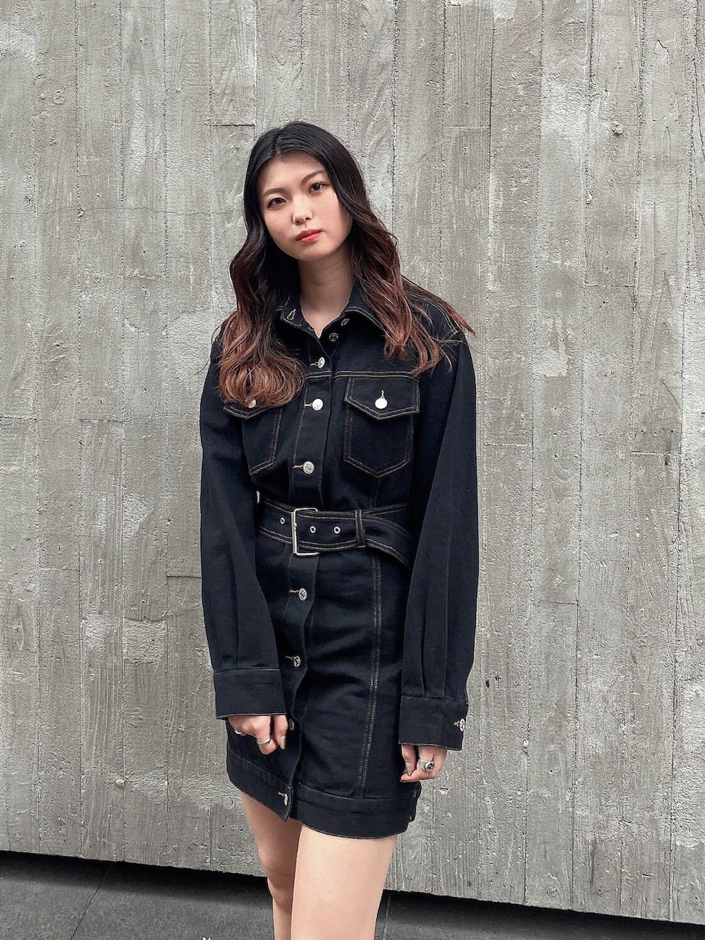 ブラック系のワンピース、ブラック系のブーツを着用したレディースの秋コーディネートの3枚目の写真