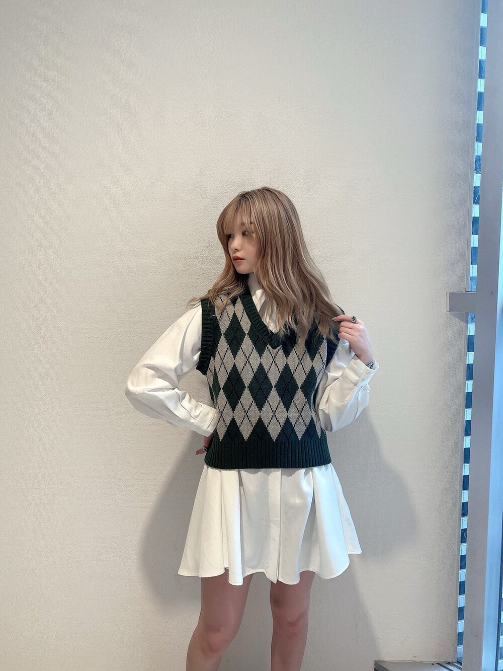 「ENVYM、envym_staff、ENVYMコーデ、ニットベスト、ニットベスト×シャツ、シャツワンピ、厚底サンダル、春ニット、シンプルコーデ、パステル映える春、グリーンコーデ、ベスト、厚底シューズ、おしゃれさんと繋がりたい、シャツワンピース」｜「ENVYMのオープントゥーステッチブーティー（その他シューズ、ブラック系）」を使った、MYUさん（レディース・165cm）の春コーディネートの4枚目の写真