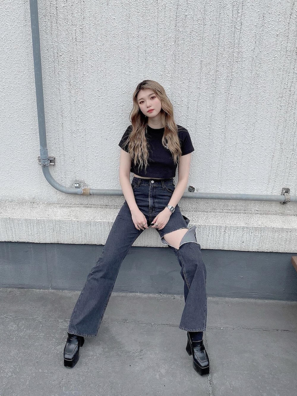 ブラック系のTシャツ/カットソー、ブラック系のデニムパンツ、ブラック系のローファーを着用したレディースの夏コーディネートの2枚目の写真