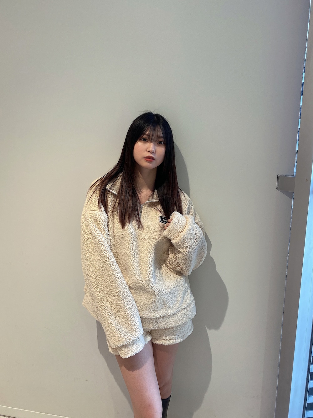 「ENVYM、envym_staff、ENVYMコーデ、ボア、セットアップ、休日スタイル、オトナカジュアル、ゆったりコーデ、ロングブーツ、秋」｜「ENVYMのボアハーフジッププルオーバー（その他トップス、ホワイト系）」を使った、MYUさん（レディース・165cm）の秋コーディネートの3枚目の写真