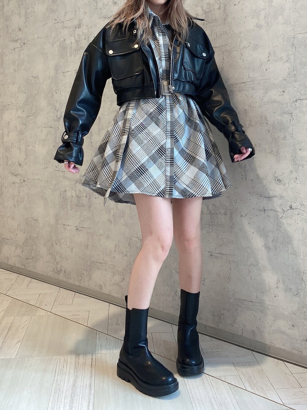 「ENVYM、envym_staff、ENVYMコーデ、春コーデ、大人女子、私の推しブランド、ショート丈アウター、ワンピース、シャツワンピ、サイドゴアブーツ、チェック、ライダース、レザージャケット、ショートブーツ、カジュアル」｜「ENVYMのベルトシャツＯＰ（ワンピース、その他）」を使った、MYUさん（レディース・165cm）の冬コーディネートの4枚目の写真